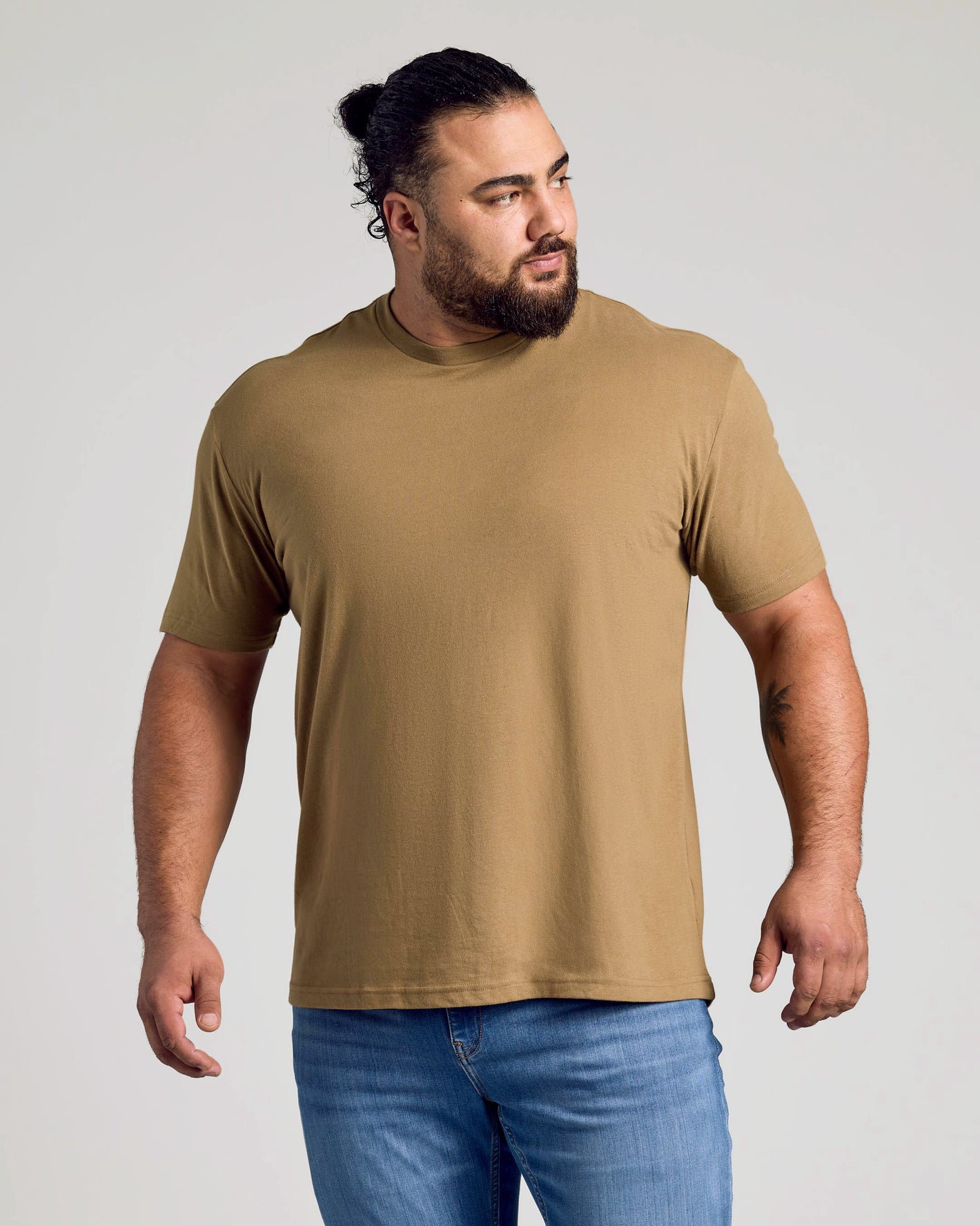 Man in Classic Crew T-shirt from 10-Pack, khaki-brown, jeans.