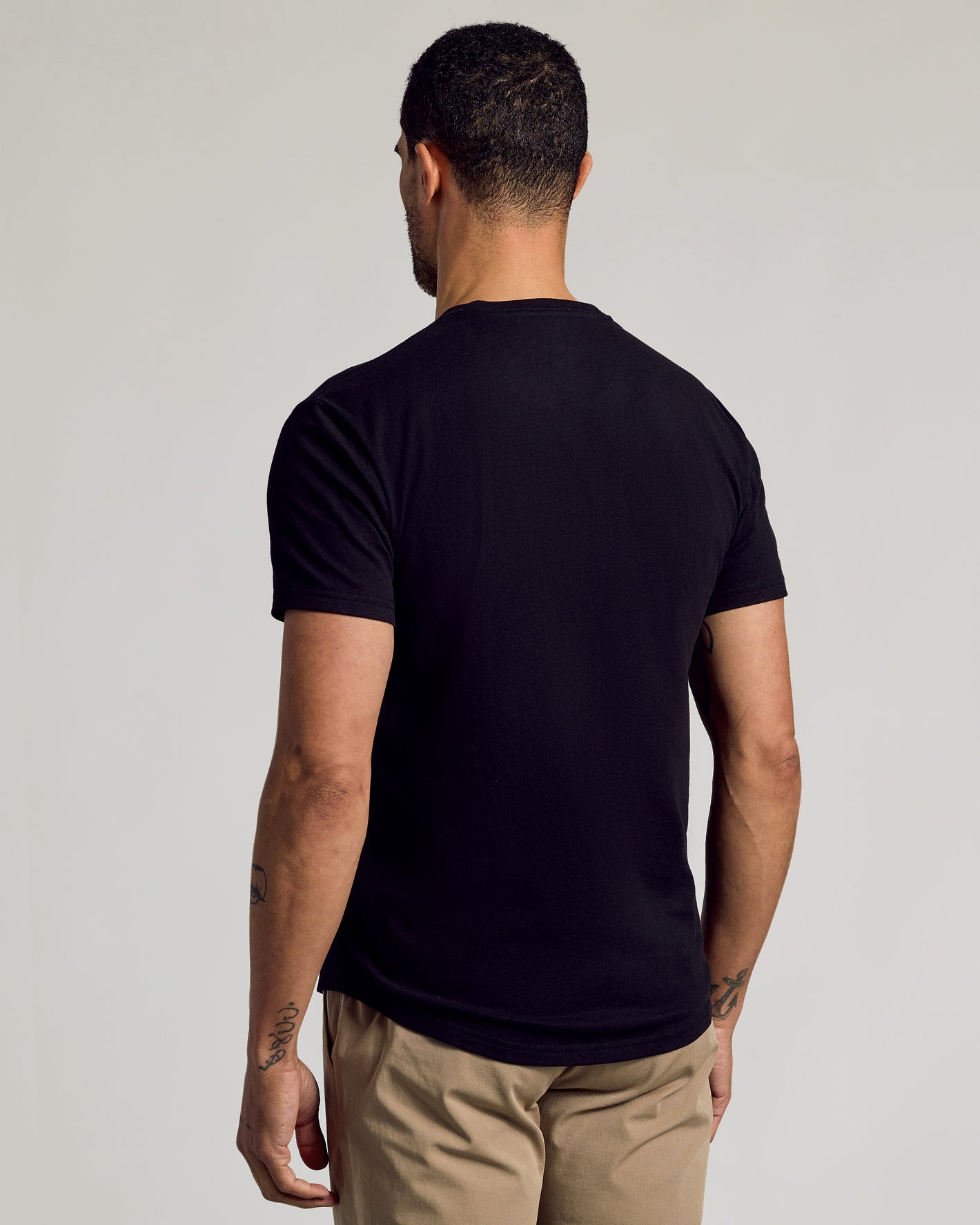 Man wearing All Black Curved Hem Classic Crew Neck T-shirt.