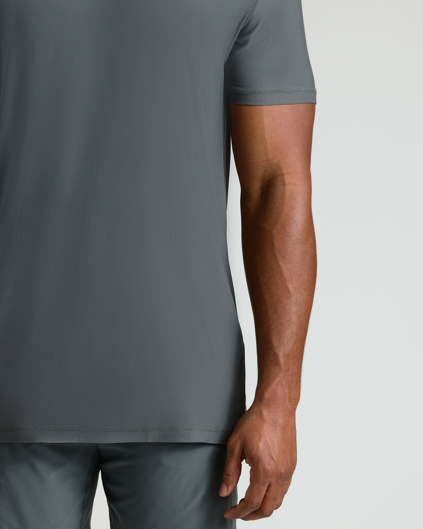 Carbon Tall Active Crew Neck 2.0 showcasing fit and stitching details.