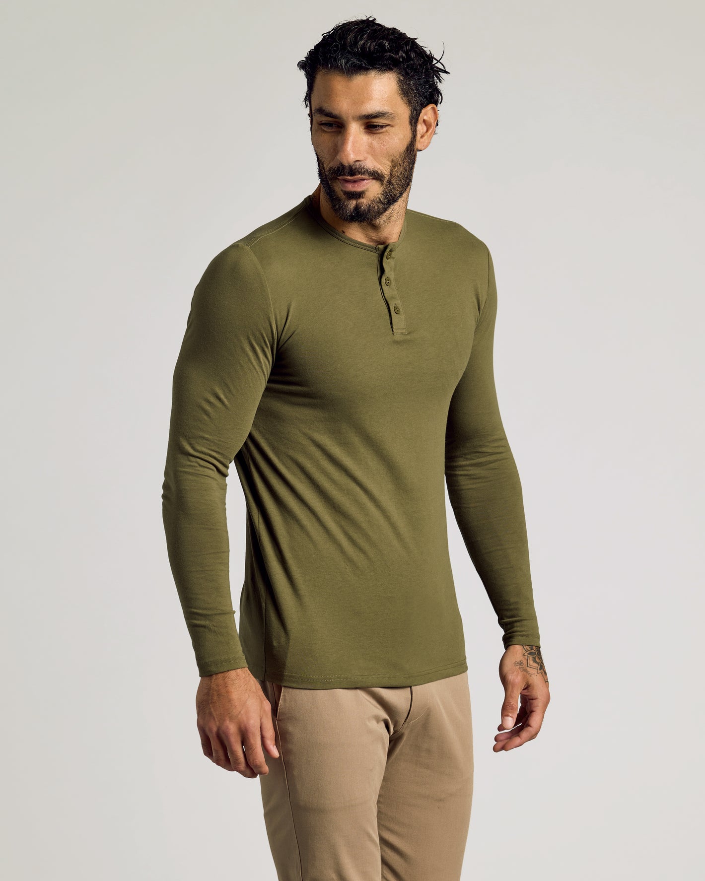 Camiseta Henley larga mangas largas verde militar
