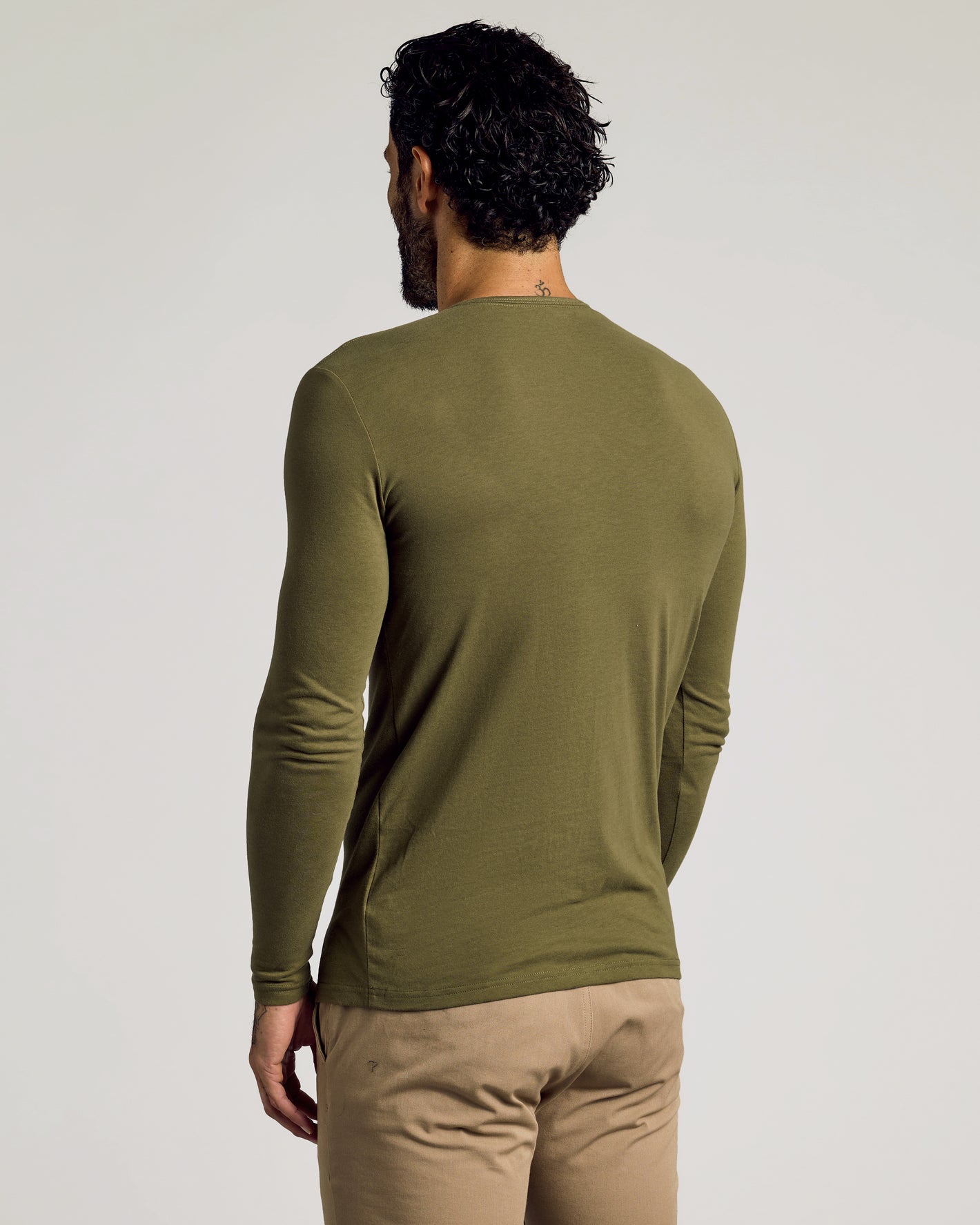 Camiseta Henley larga mangas largas verde militar