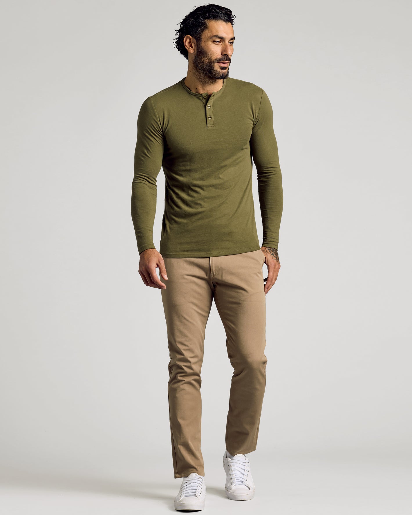 Camiseta Henley larga mangas largas verde militar
