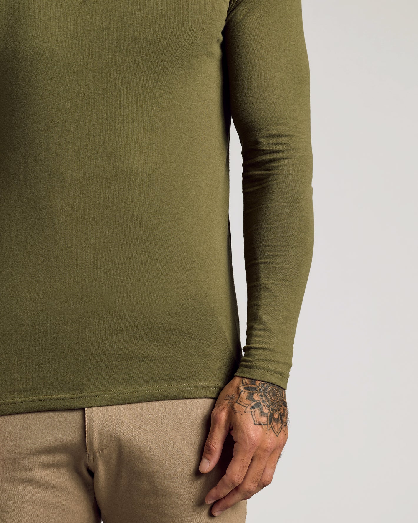 Camiseta Henley larga mangas largas verde militar