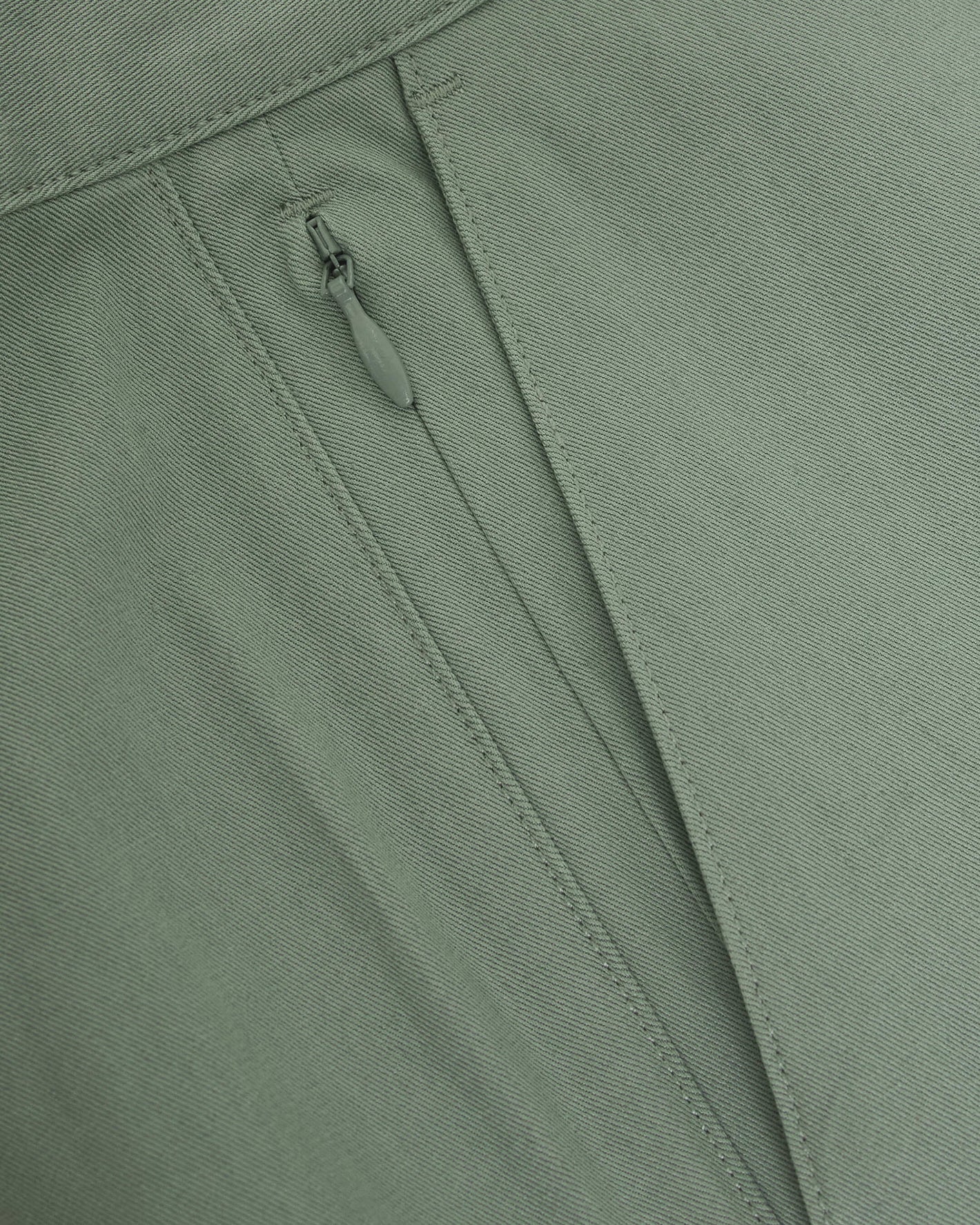Meadow Twill Short pocket with zipper and topstitching detail.