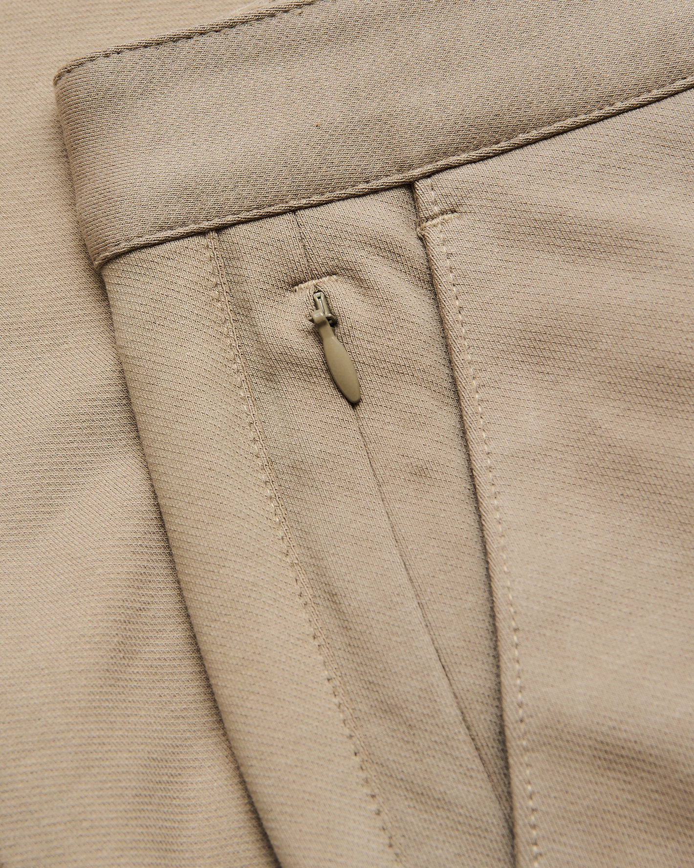 7 Khaki Chino Shorts 2.0 waistband with side-pocket zipper detail.