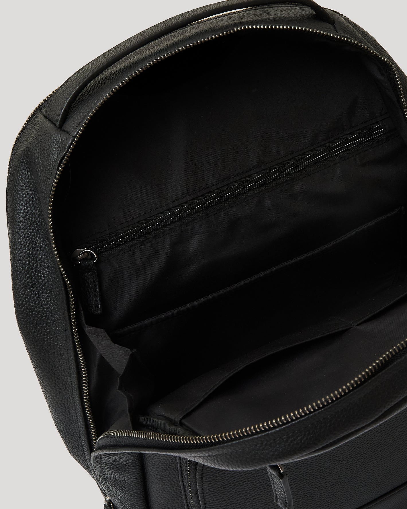 True Classic Premium Leather Backpack / One Size