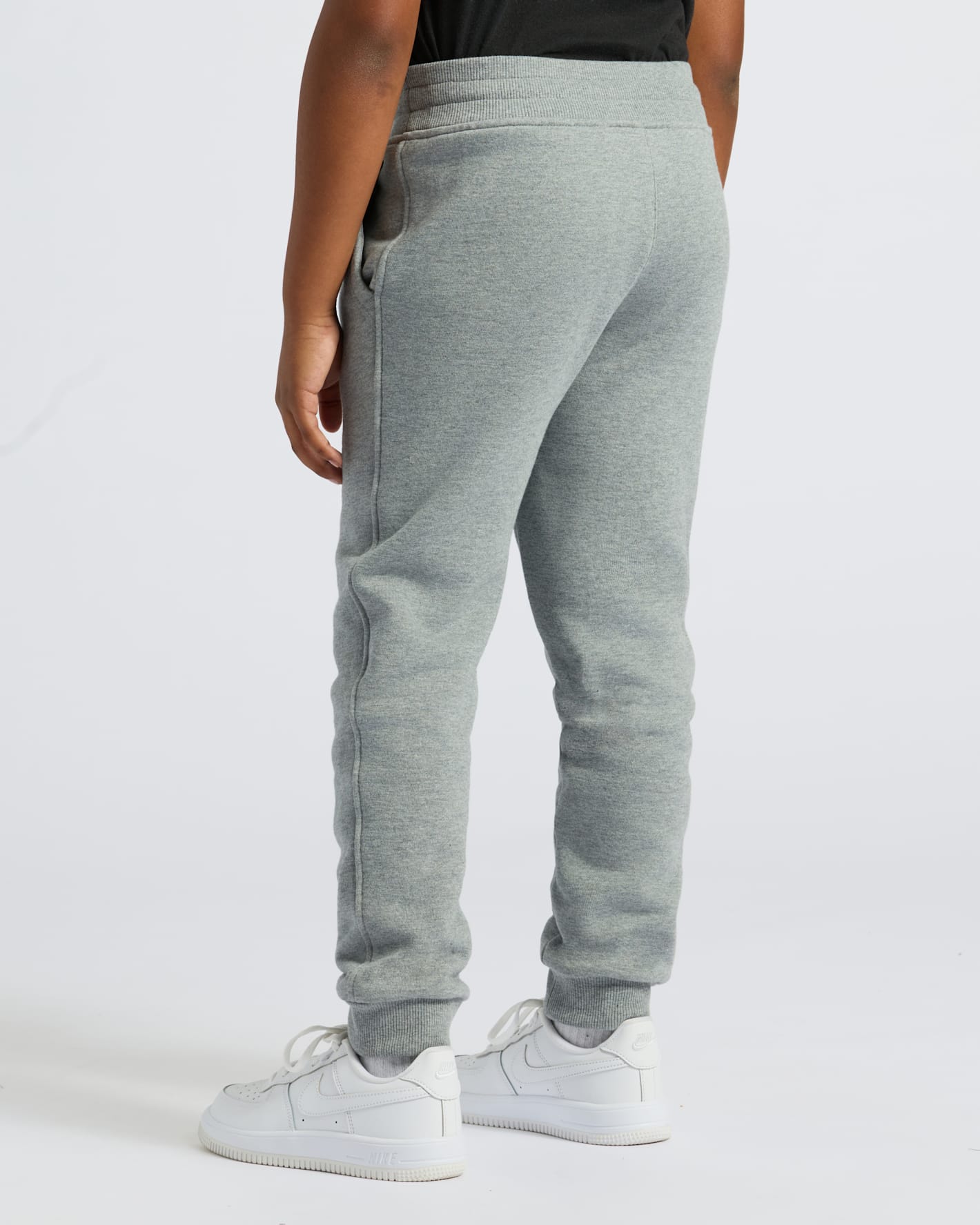 Boys' Medium Heather Gray Fleece Jogger with ribbed cuffs and sneakers.