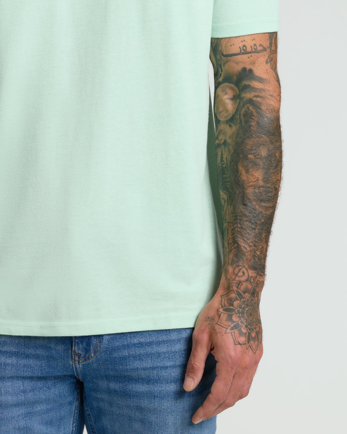 Kurzärmliges T-Shirt mit Rundhalsausschnitt in Heather Mist