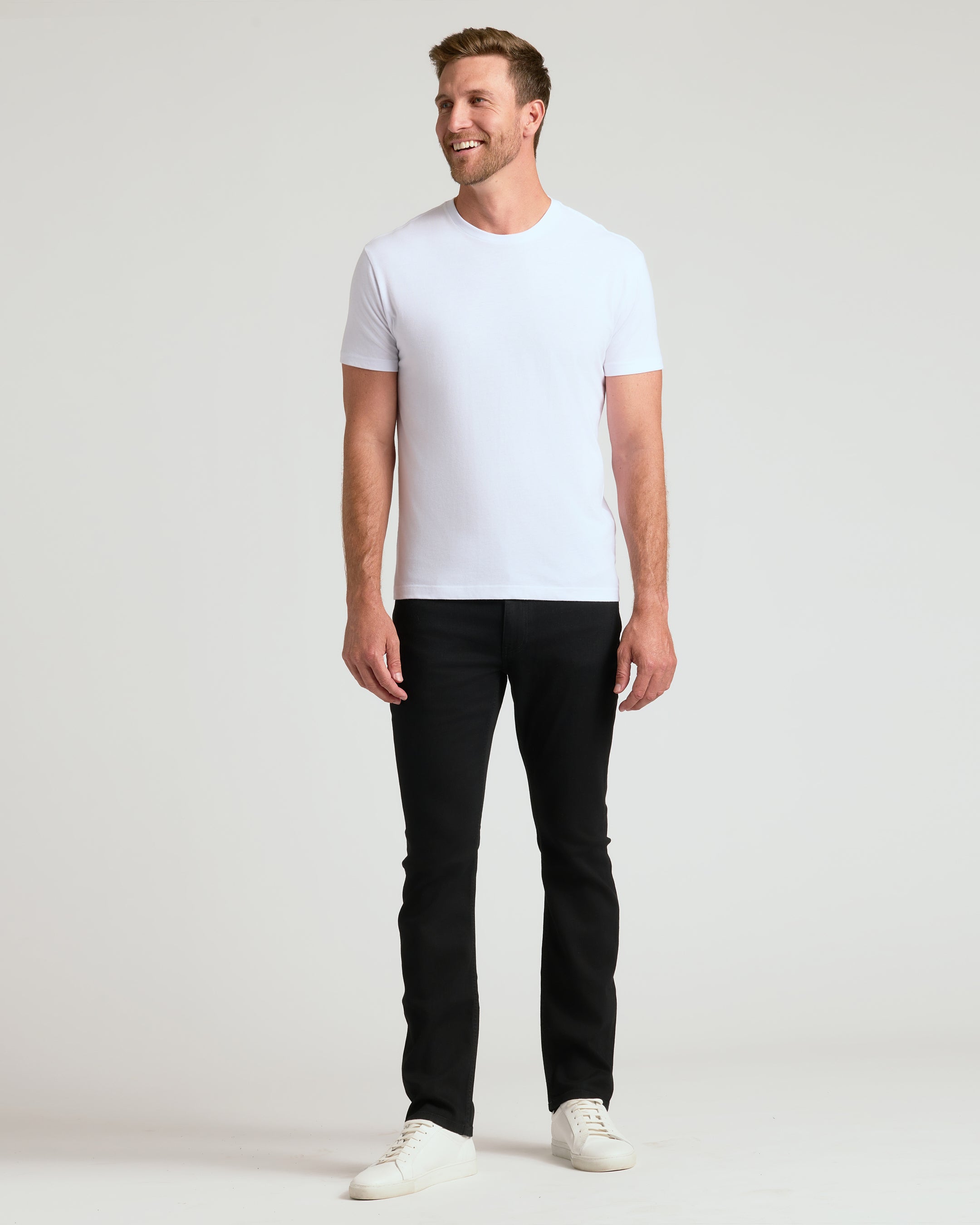 Man wearing Trial Crew Neck 2-Pack in white and black jeans.