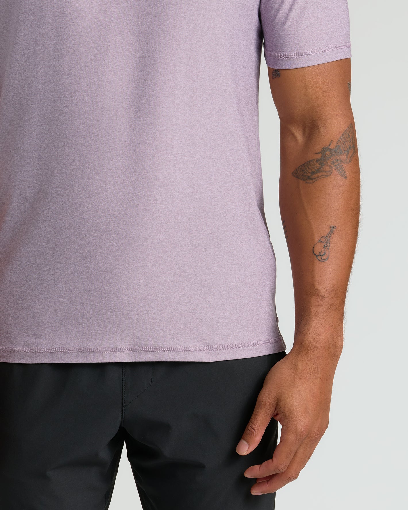 Iris Active Polo 2.0 on person, showcasing tattoos and sleek fit.