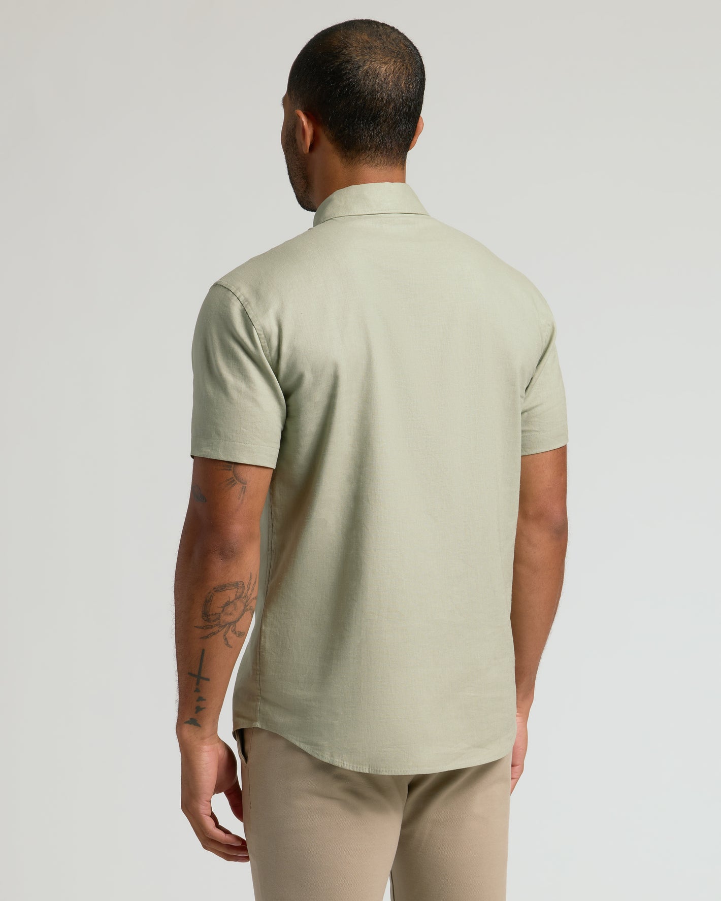 Man in Mossy Oak Short Sleeve Linen Shirt, showcasing its relaxed slim fit.