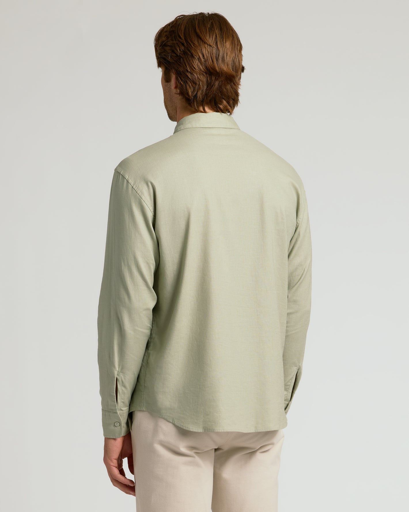 Model in Mossy Oak Long Sleeve Linen Shirt, back view.