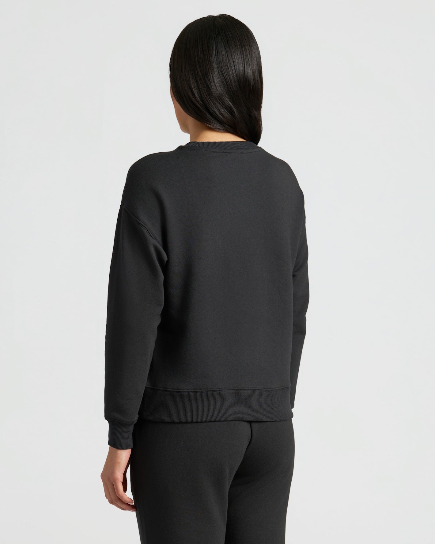 Pull en coton noir uni avec un col rond et des manches longues Pull en coton noir uni avec un col rond et des manches longues